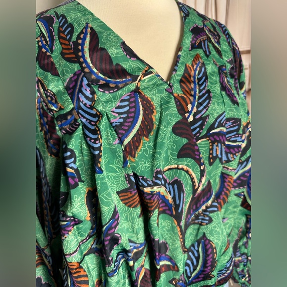 Democracy Green Printed V-Neck Blouson Blouse - Picture 2 of 9